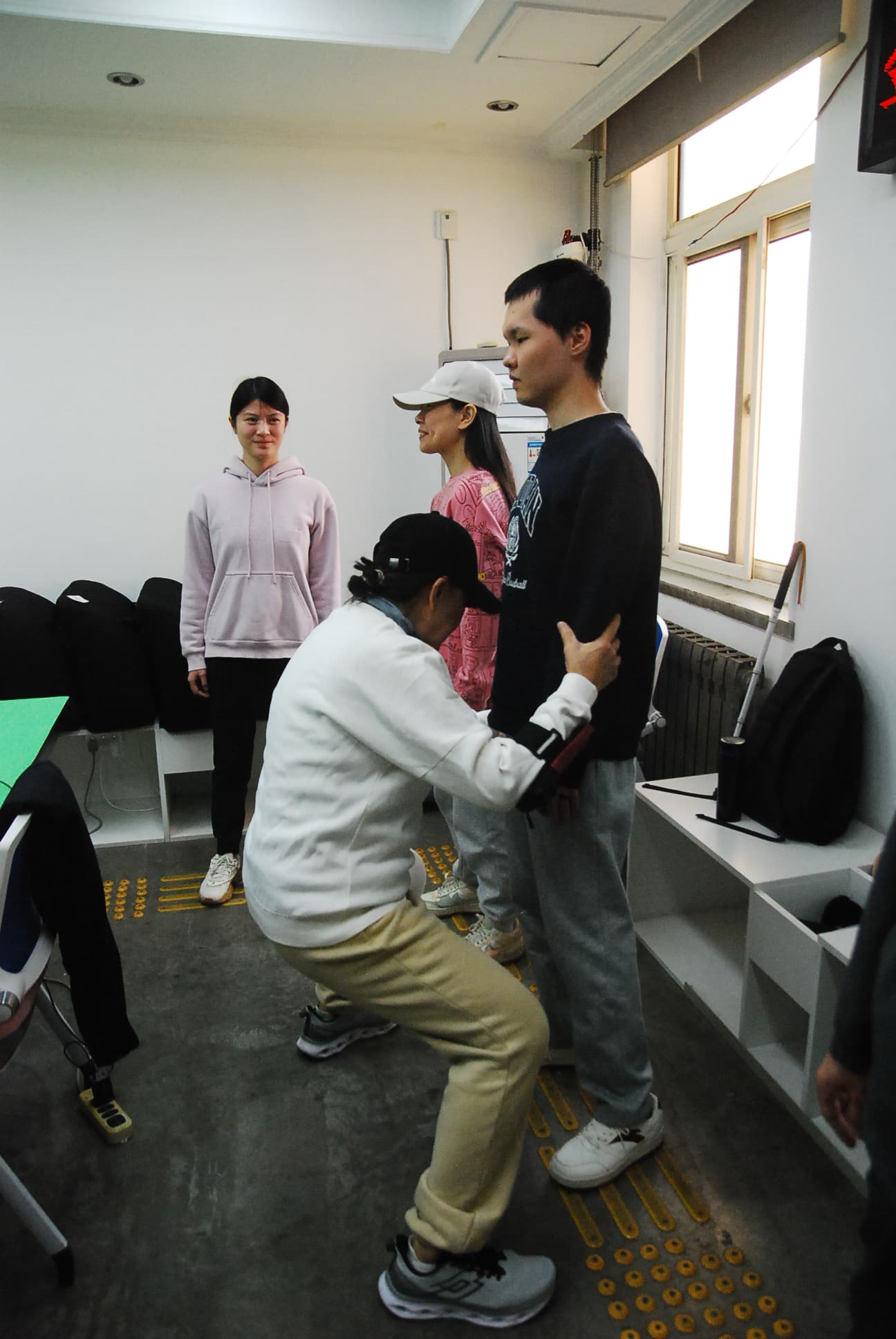 学员在金盲杖空间学习太极拳