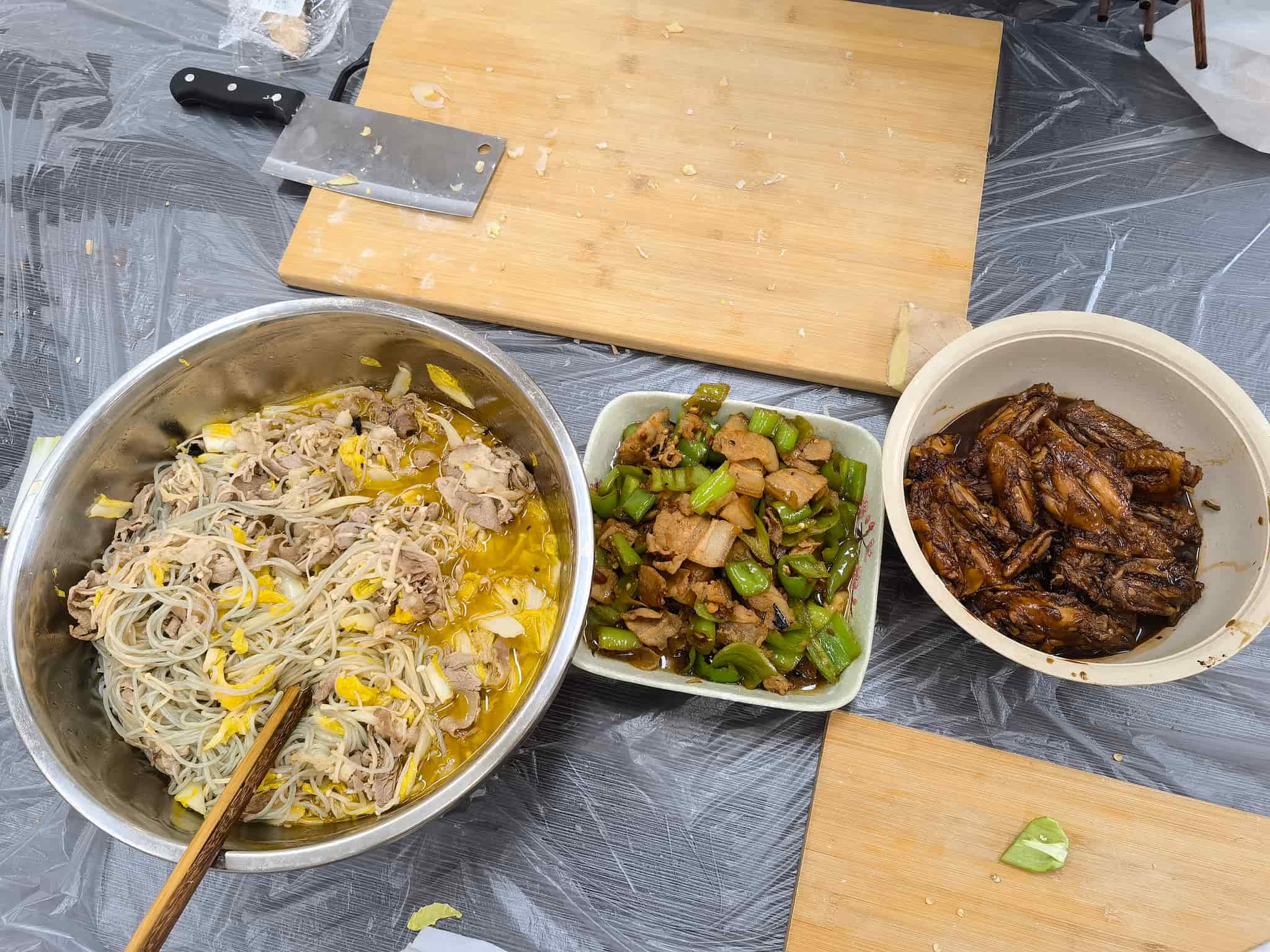 图为烹饪课学员制作的面条和菜肴